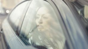 mulher no vidro do carro